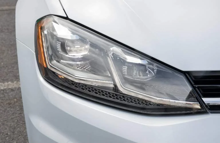 2018_Volkswagen_Golf_headlight_clp_o